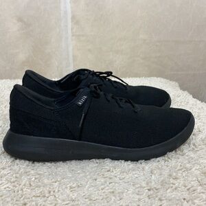 Kizik men’s black athletic shoes size 11.5